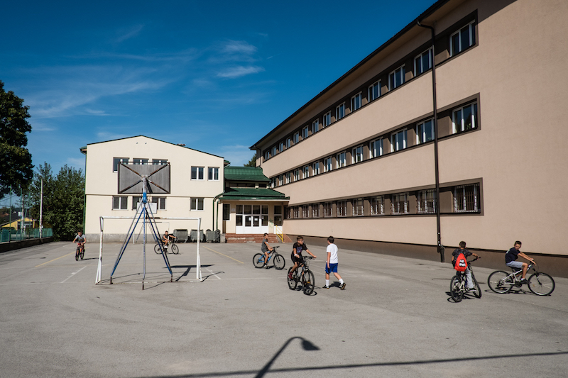 Réfugiés en Bosnie-Herzégovine : à Bihać, scolariser les enfants, une priorité