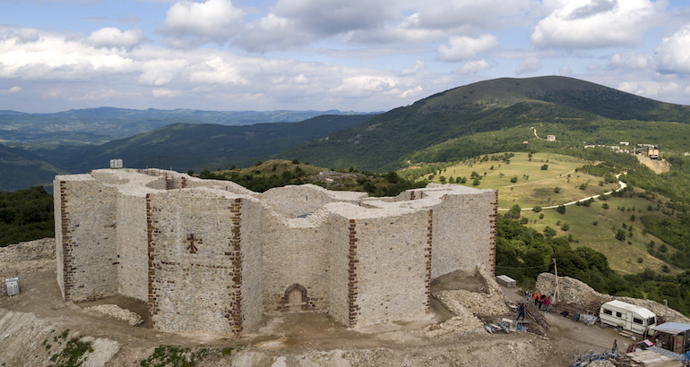 Kosovo : jouer à la guerre, jouer à la paix (tragicomédie dangereuse)