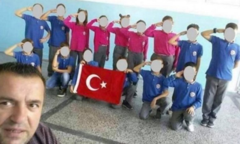 Kosovo : à Prizren, des élèves font le salut militaire turc
