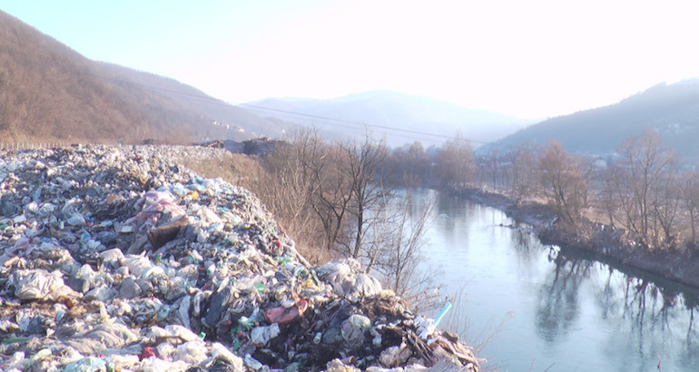 Entre Monténégro et Serbie, la rivière Lim déborde de déchets