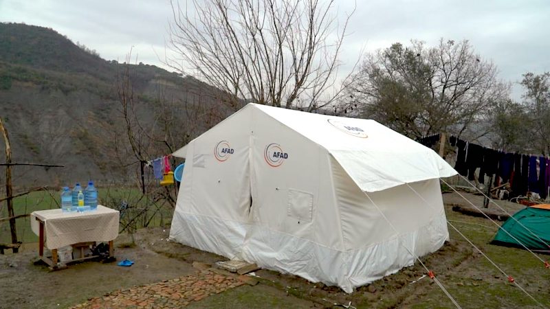 Albanie : confinés sous la tente, sans toit, sans aide et sans travail