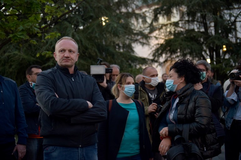 Serbie : l&rsquo;opposition se déconfine pour un soir et manifeste à Belgrade