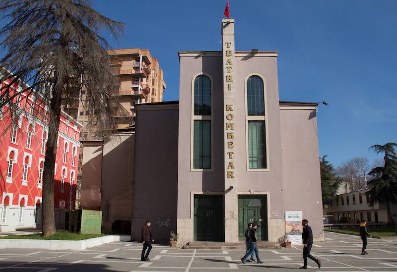 Le théâtre national de Tirana, avant sa destruction