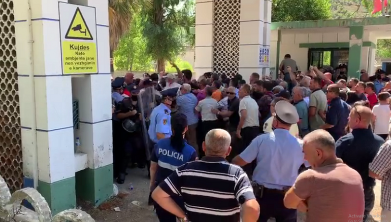Albanie : après dix mois sans salaires, la colère des ouvriers de la raffinerie de Ballsh