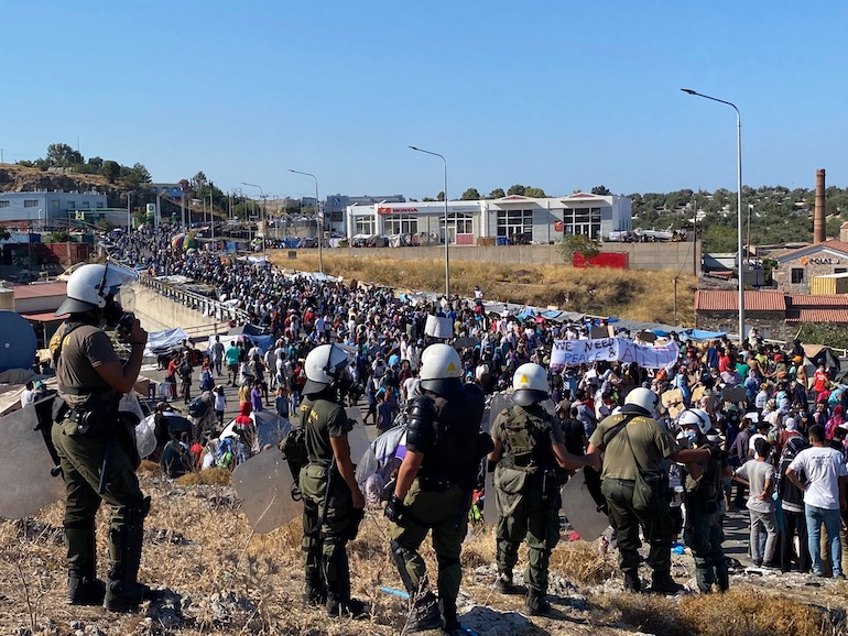 Samedi, une manifestation de réfugiés a mal tourné lorsque la police a lancé des gaz lacrymogènes