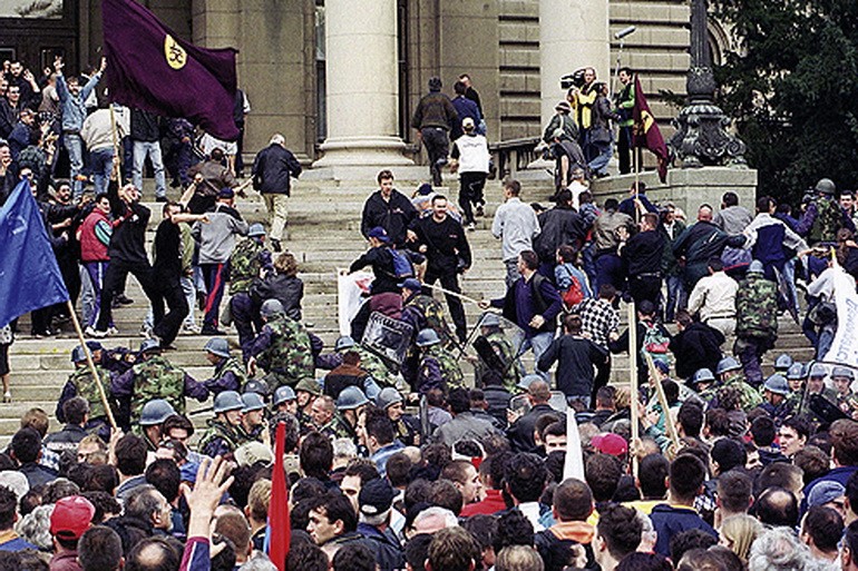 5 octobre 2000 en Serbie : « Les blindés ne tirent plus, un accord a été trouvé, tout est fini »