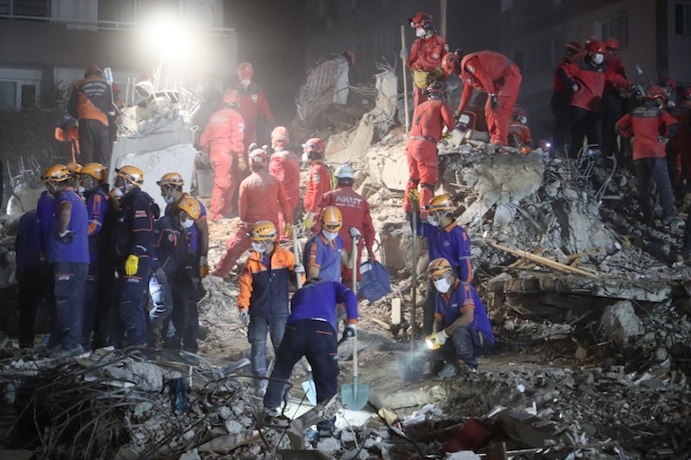 Turquie : après le séisme, recherches, sauvetages et solidarité à Izmir