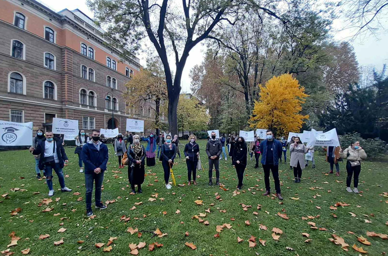 Protest studenata koji zahtevaju da se nađe mesto za praktične vežbe i traže manje troškove upisa