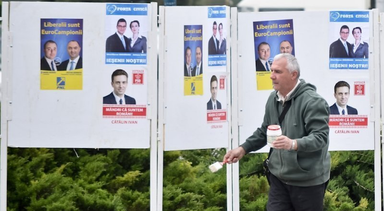 Législatives : la Roumanie vote en pleine deuxième vague de covid-19