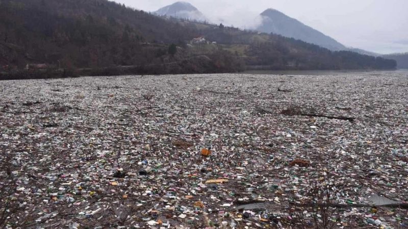 Pollution : une marée de déchets envahit la Drina