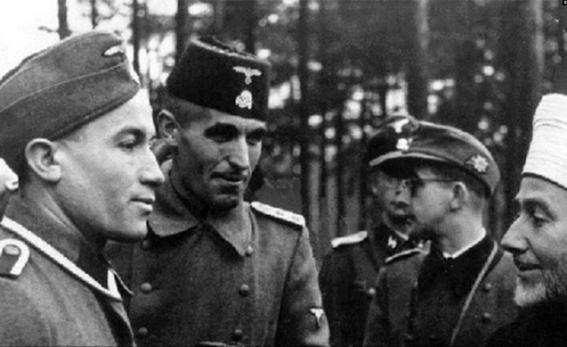 Husein Đozo (au centre à gauche) en uniforme de la SS Handschar