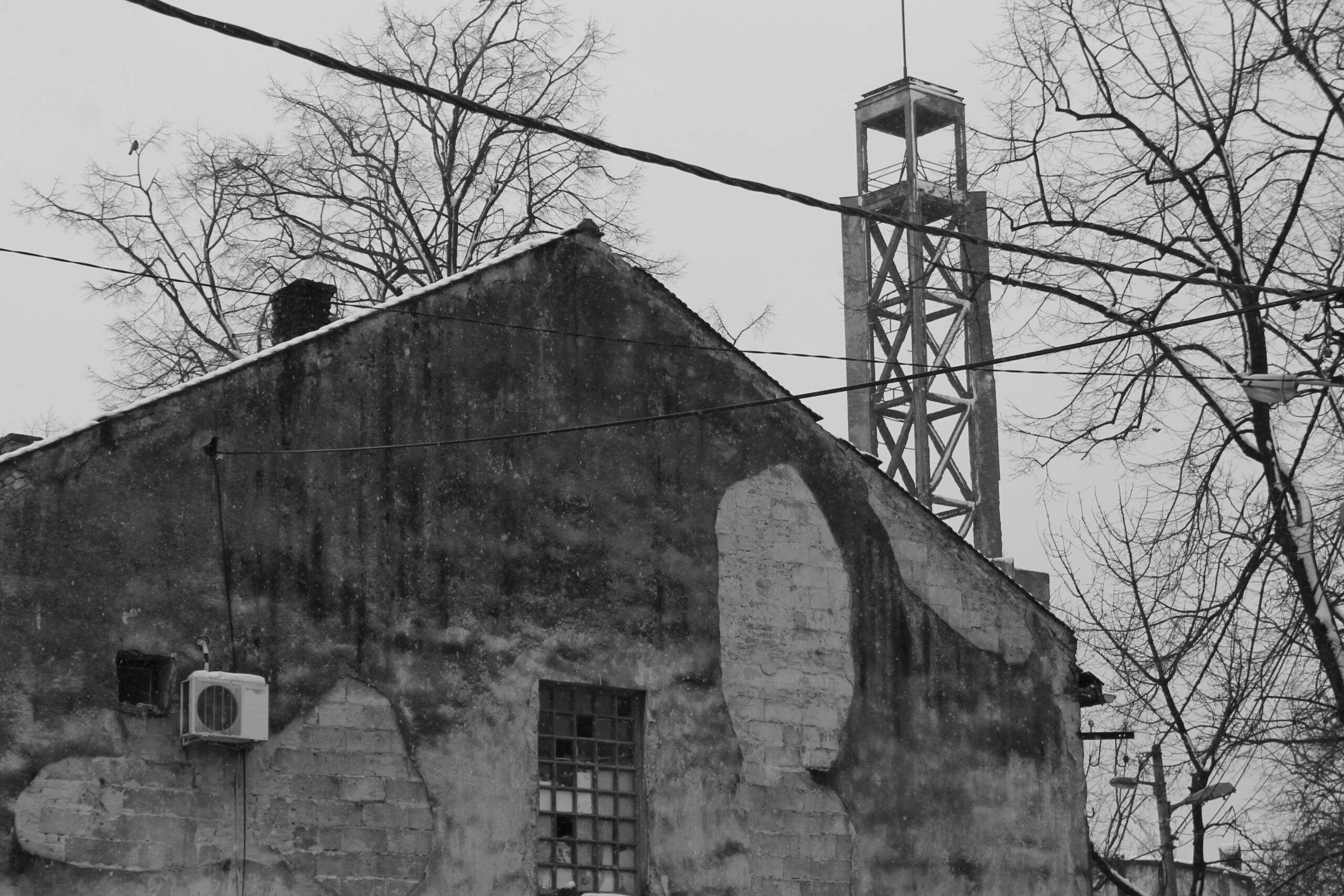 Un ancien pavillon du camp, aujourd’hui délabré mais habité Un ancien pavillon du camp, aujourd’hui délabré mais habité