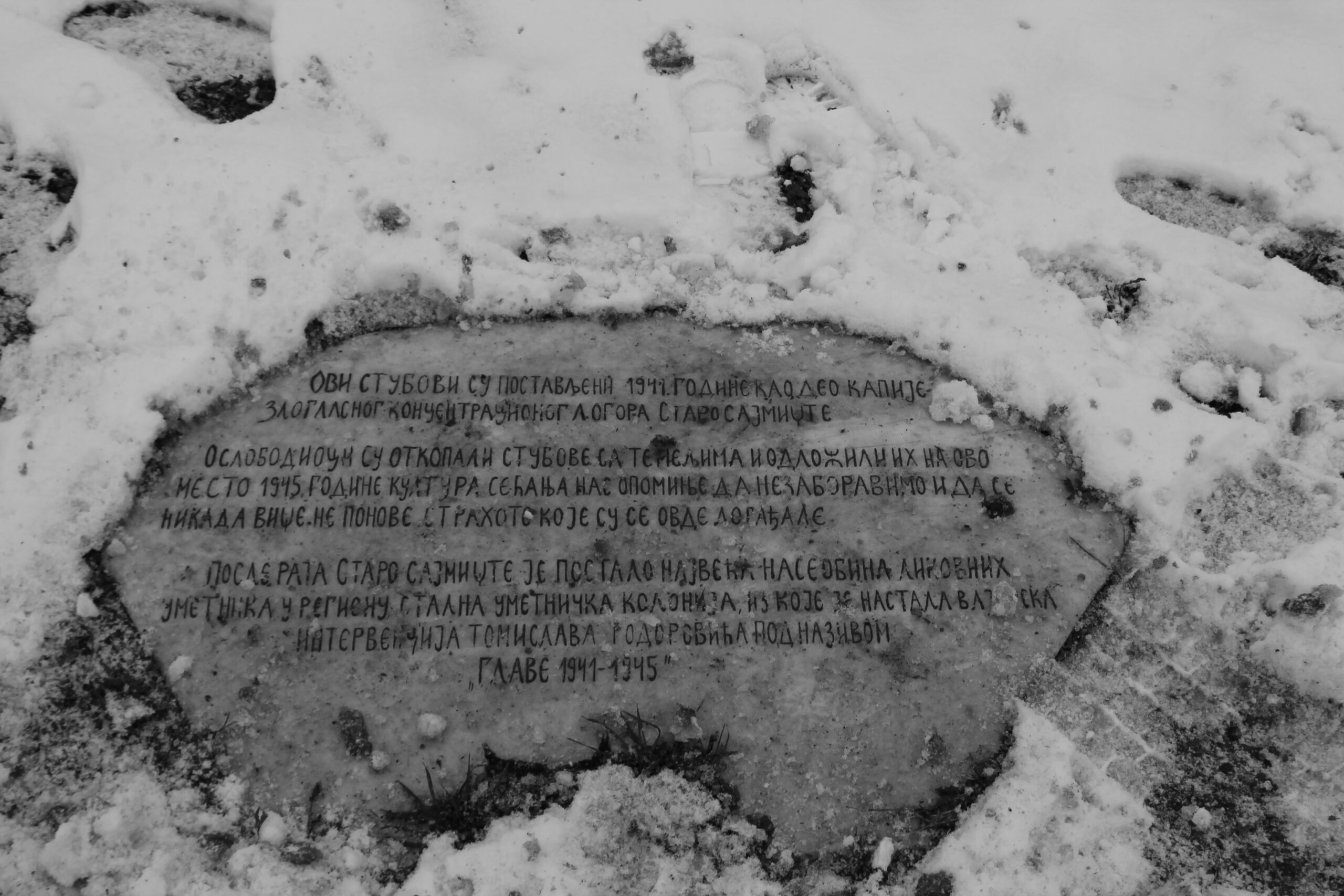 Une discrète plaque au sol expliquant la présence d’un ancien camp de concentration Une discrète plaque au sol expliquant la présence d’un ancien camp de concentration