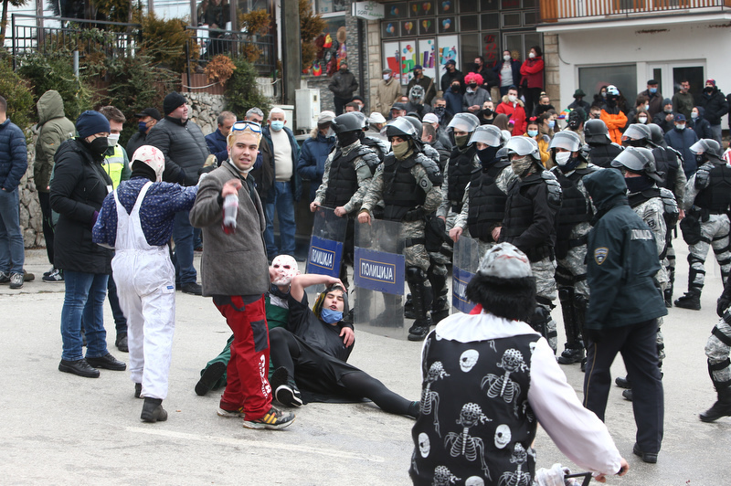 Macédoine du Nord : en pleine pandémie, le carnaval de Vevčani enflamme les esprits