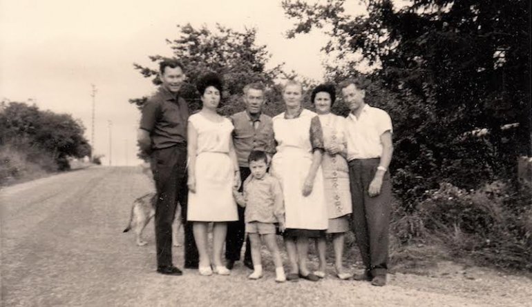 Thierry Beinstingel, avec ses parents et ses grands-parents, dans les années 1960