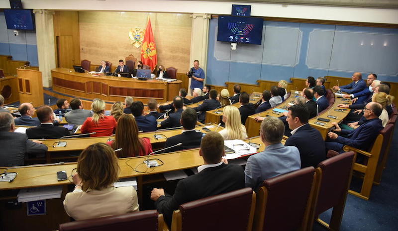 Monténégro : le Parlement adopte une résolution sur Srebrenica et limoge le ministre Leposavić
