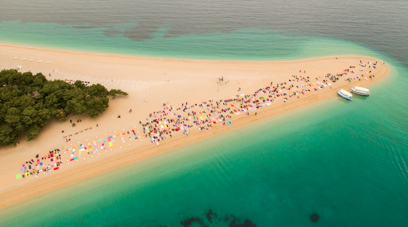 Croatie : la plage de Zlatni Rat sous la menace du béton