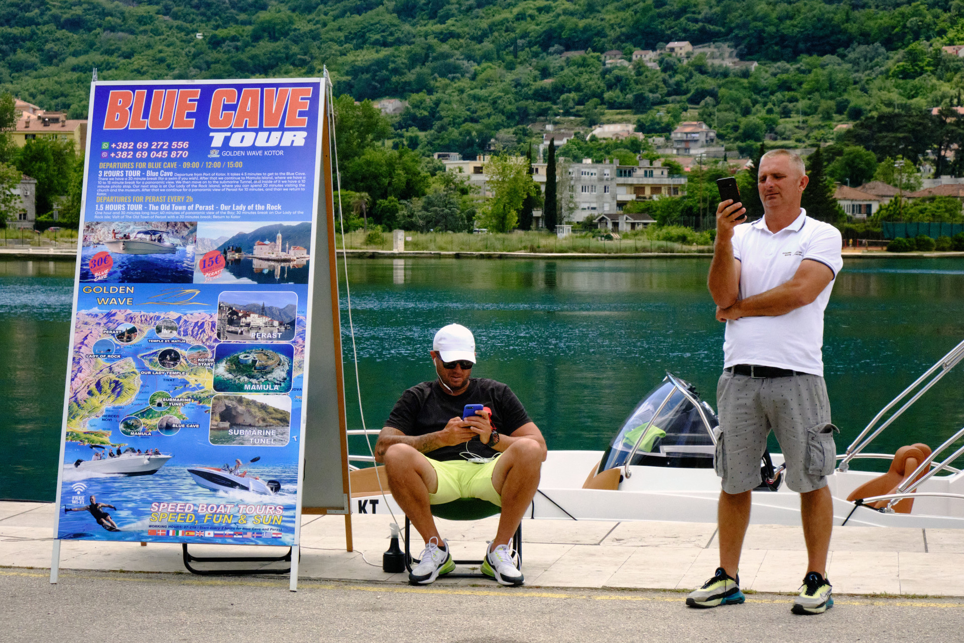 À Kotor, des agences de voyage attendent les touristes