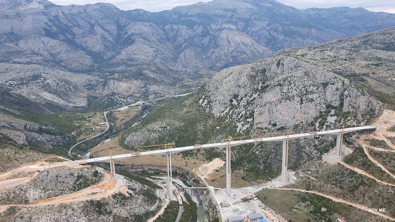 L'autoroute Bar-Boljare en construction.
