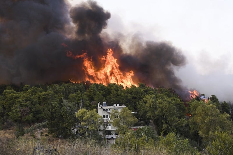 Grèce : le feu ne se calme pas, la colère monte