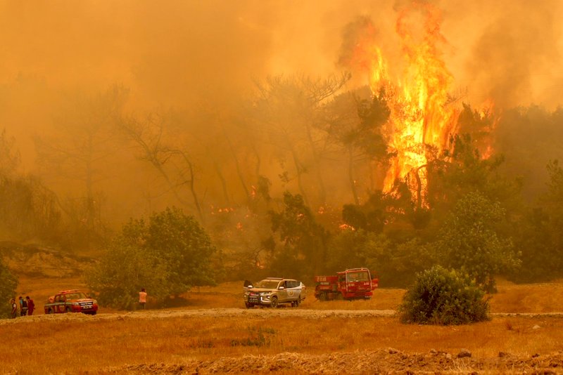 «Canicule historique» en Grèce et incendies meurtriers en Turquie