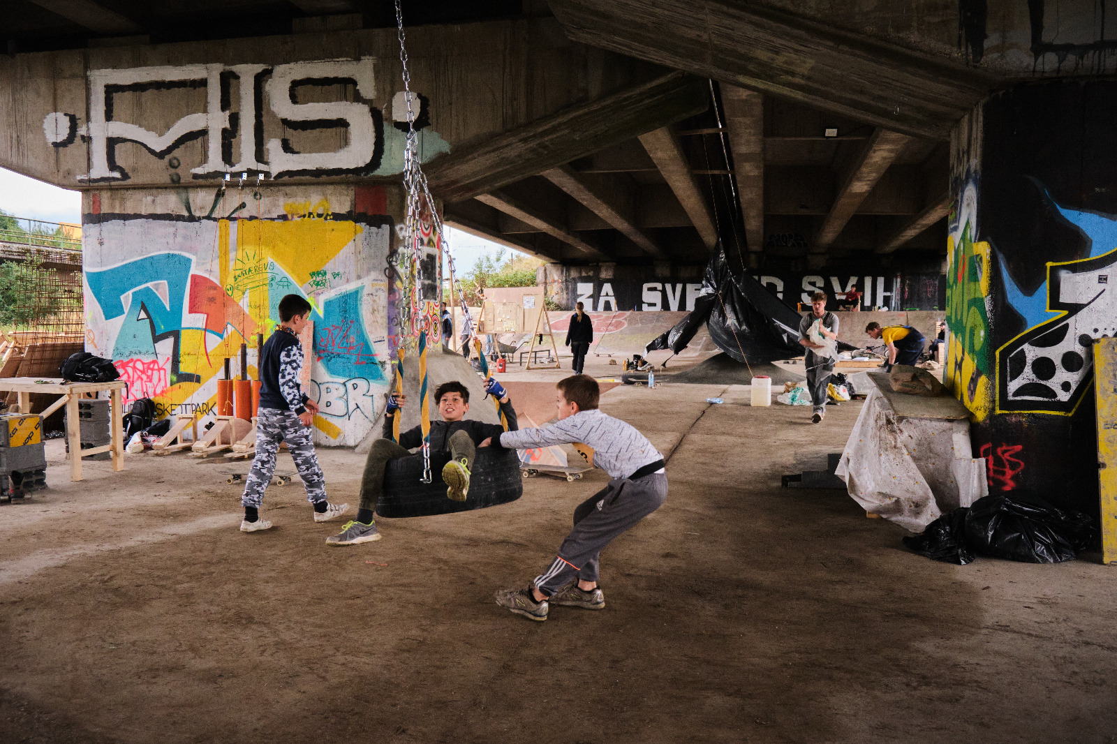 Des jeunes skateurs découvrent le nouveau skatepark construit par les cinq collectifs de jeunes réunis à Sarajevo
