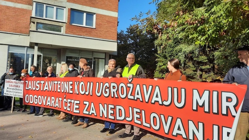 Bosnie-Herzégovine : Sarajevo manifeste contre les provocations de Dodik