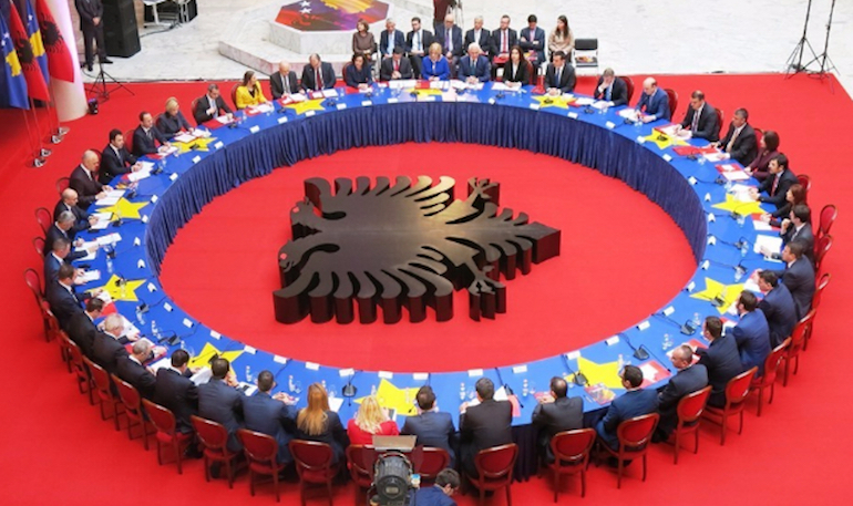 Entre l’Albanie et le Kosovo, les frontières s’ouvrent, les divergences se creusent