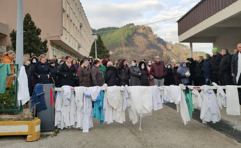 Bosnie-Herzégovine : sans salaires depuis l&rsquo;été, les soignants de Konjic rendent leur blouse