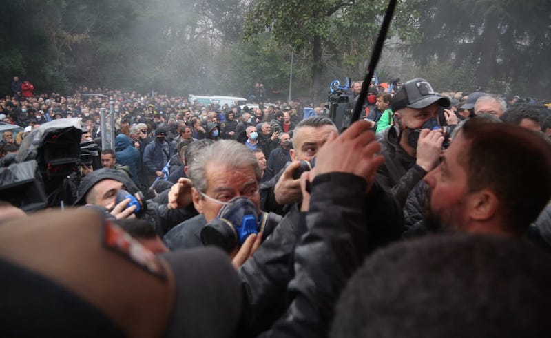 Sali Berisha et ses partisans devant le siège du PD