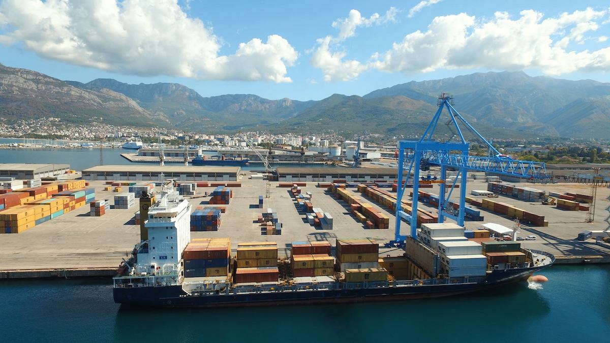Monténégro : dans le port de Bar, les cigarettes partent en fumée