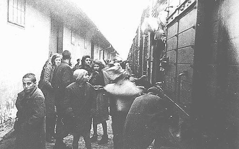 Des Juifs macédoniens avant d'embarquer dans un train de déportation à Skokje.