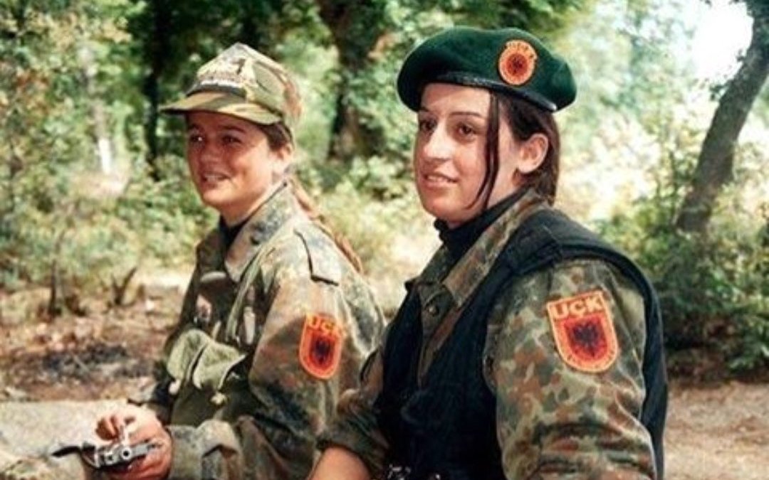 Kosovo : deux anciennes combattantes de l’UÇK racontent leur guerre