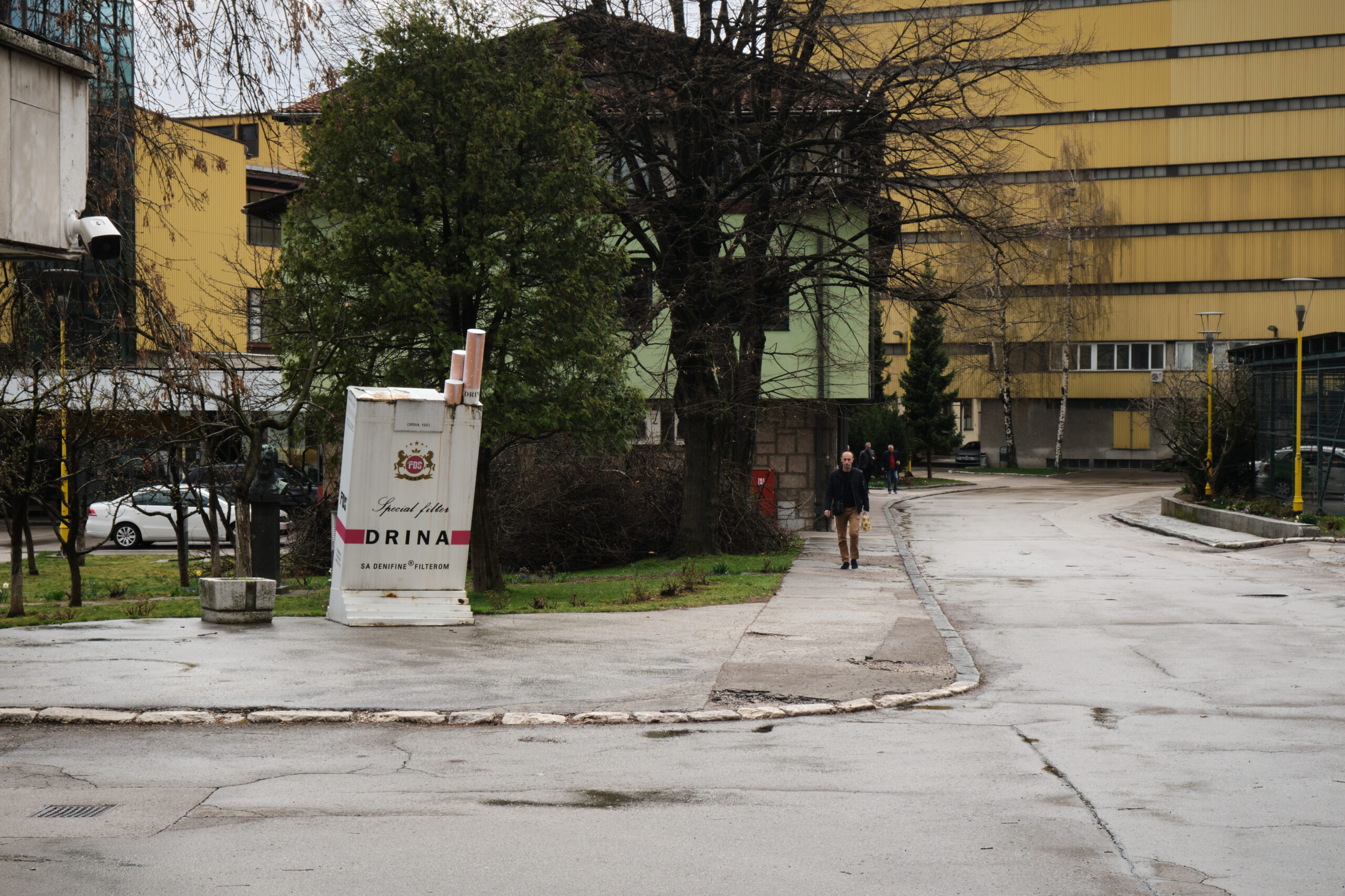 A l'entrée de la Fabrique de tabac, un paquet géant de Drina