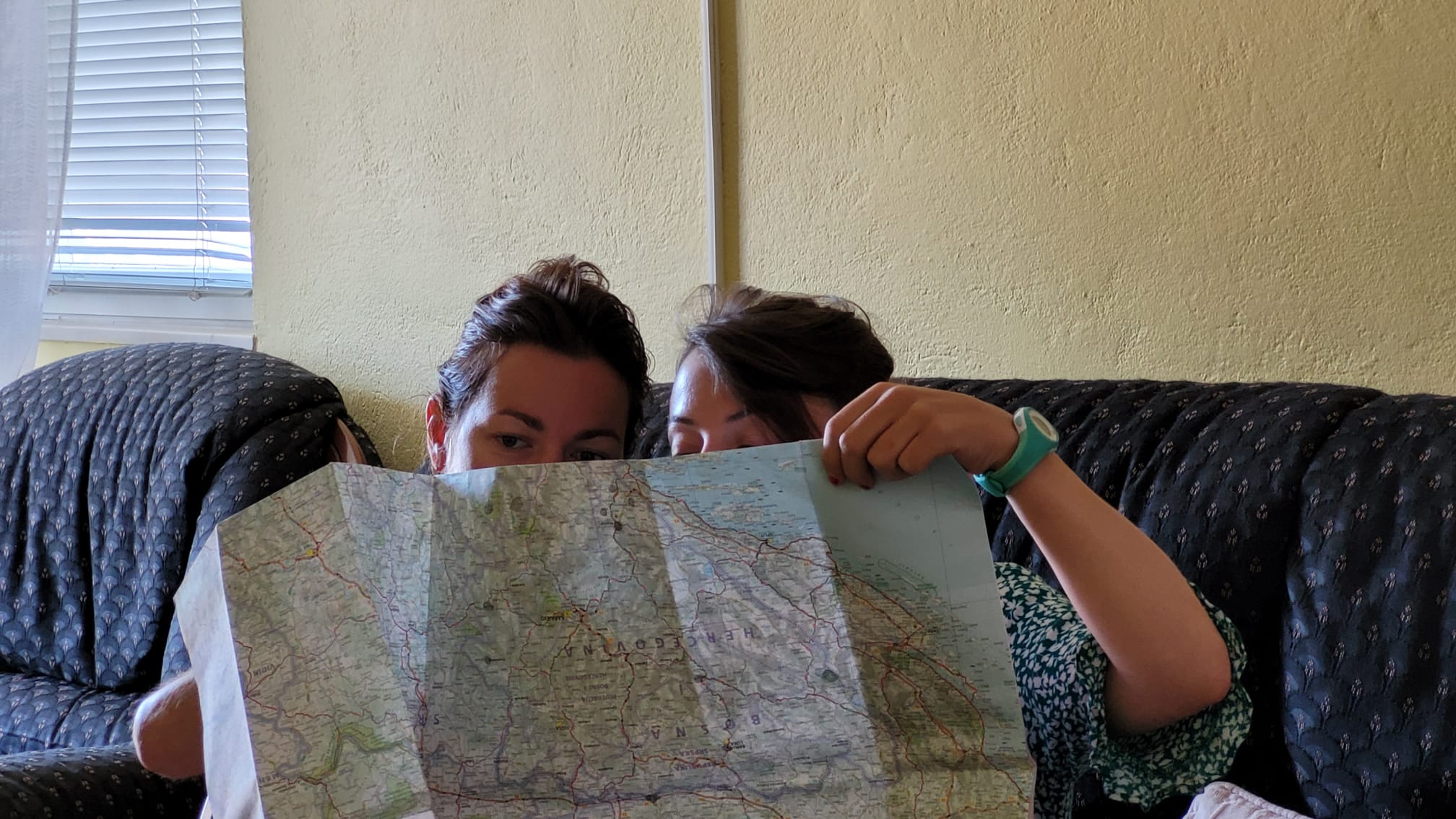 Emilie et Marie préparent leur itinéraire dans les Balkans