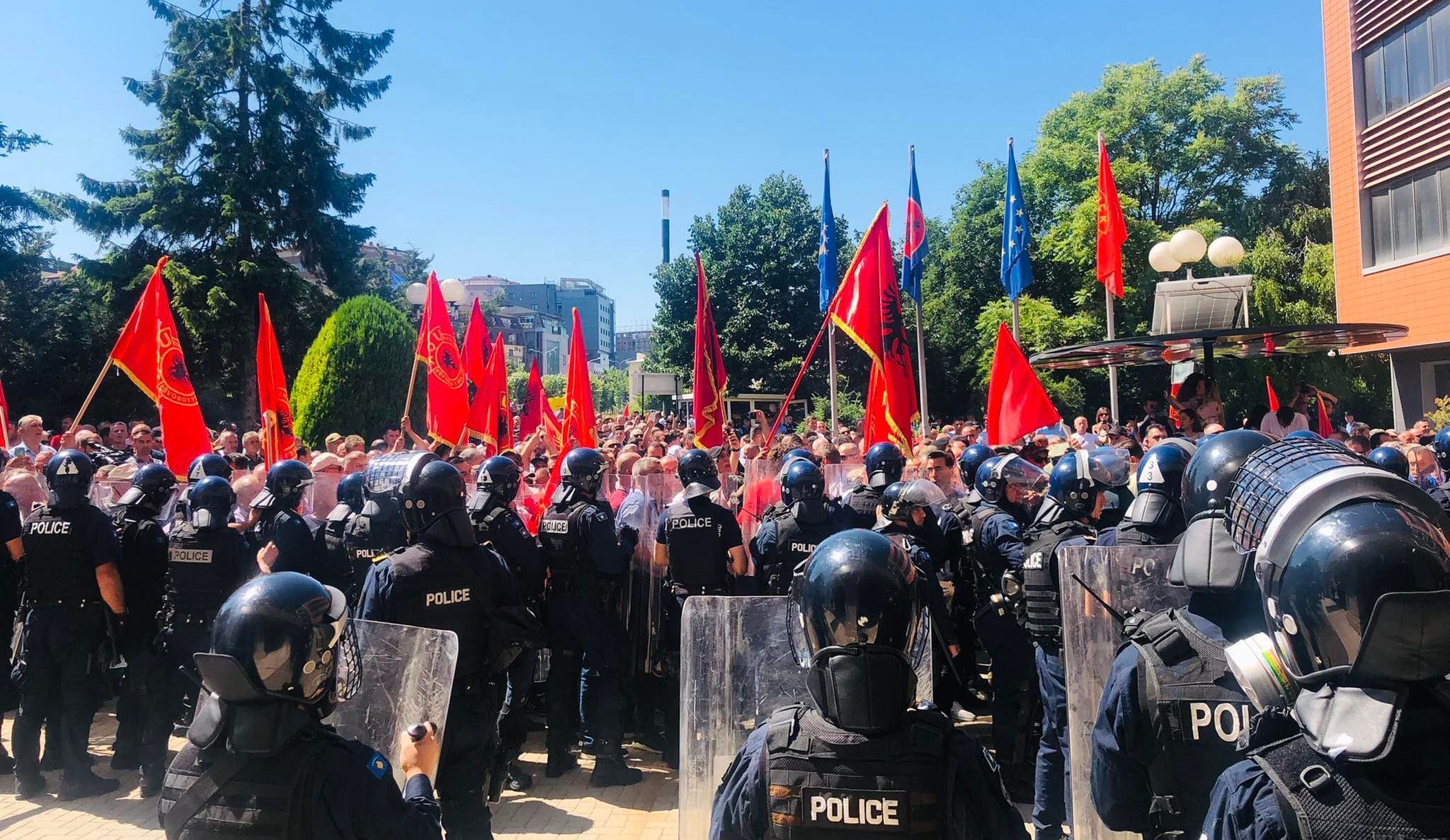 Kosovo : très remontés, les vétérans de l’UÇK campent devant le Parlement