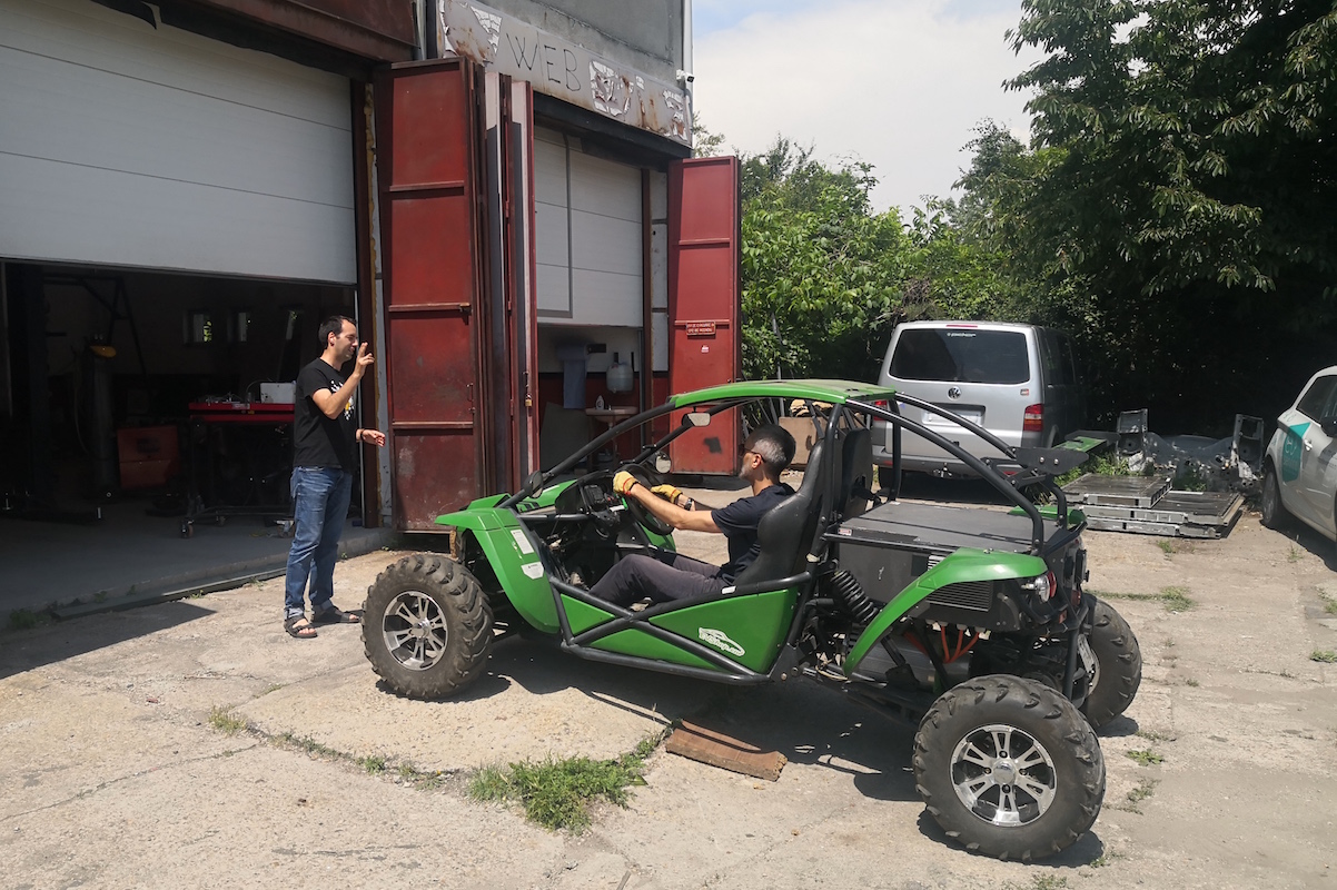 Roumanie : l&rsquo;ingénieur-artisan qui transforme les voitures thermiques en électriques