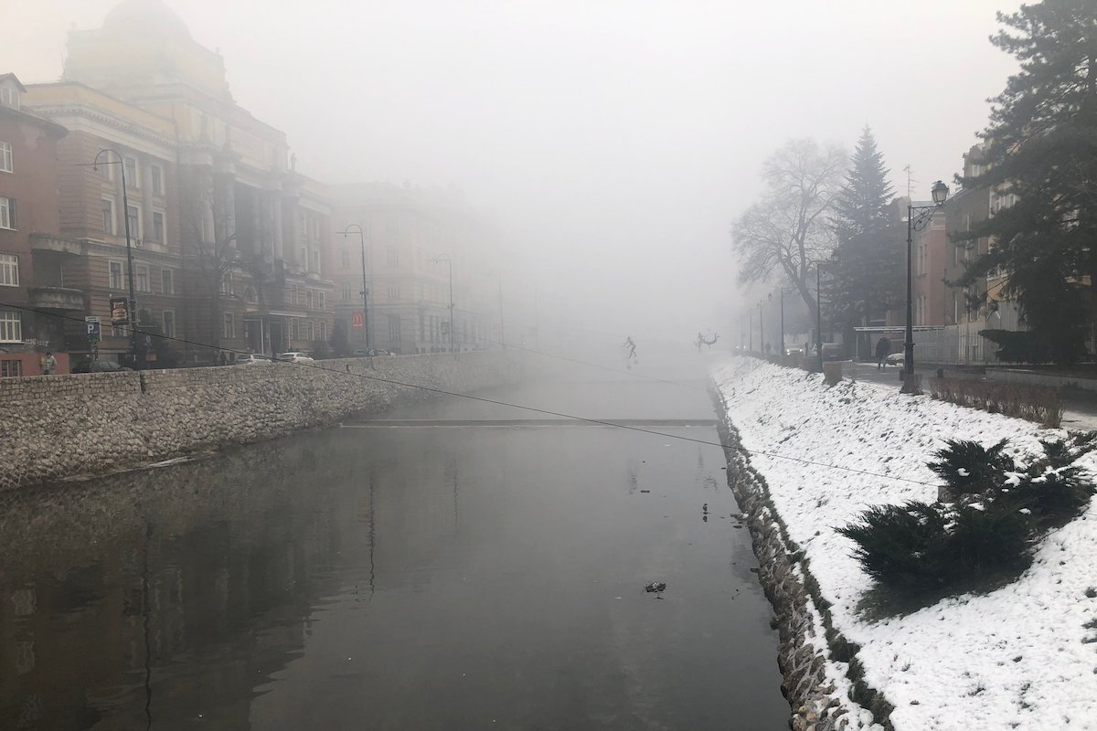 Pollution de l&rsquo;air en Bosnie-Herzégovine : geler, étouffer ou s&rsquo;en aller