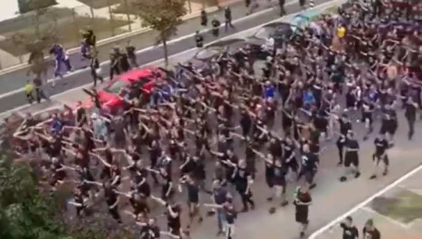 Croatie : des ultras du Dinamo Zagreb marchent à Milan en faisant le salut nazi