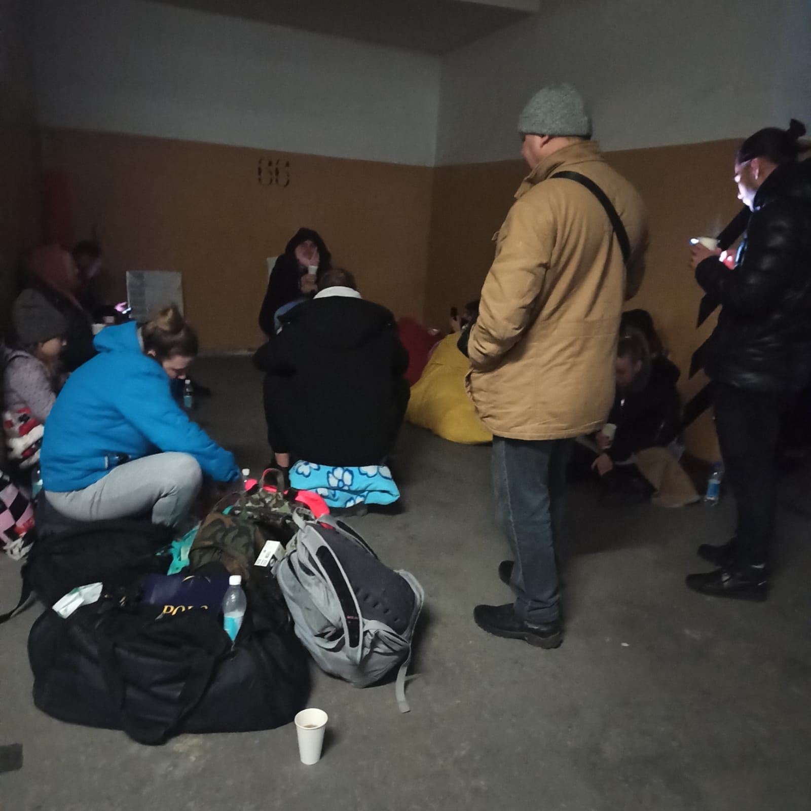 Lorsque la sirène retentissait, on courait vers le parking souterrain de l’immeuble. Lorsque la sirène retentissait, on courait vers le parking souterrain de l’immeuble.