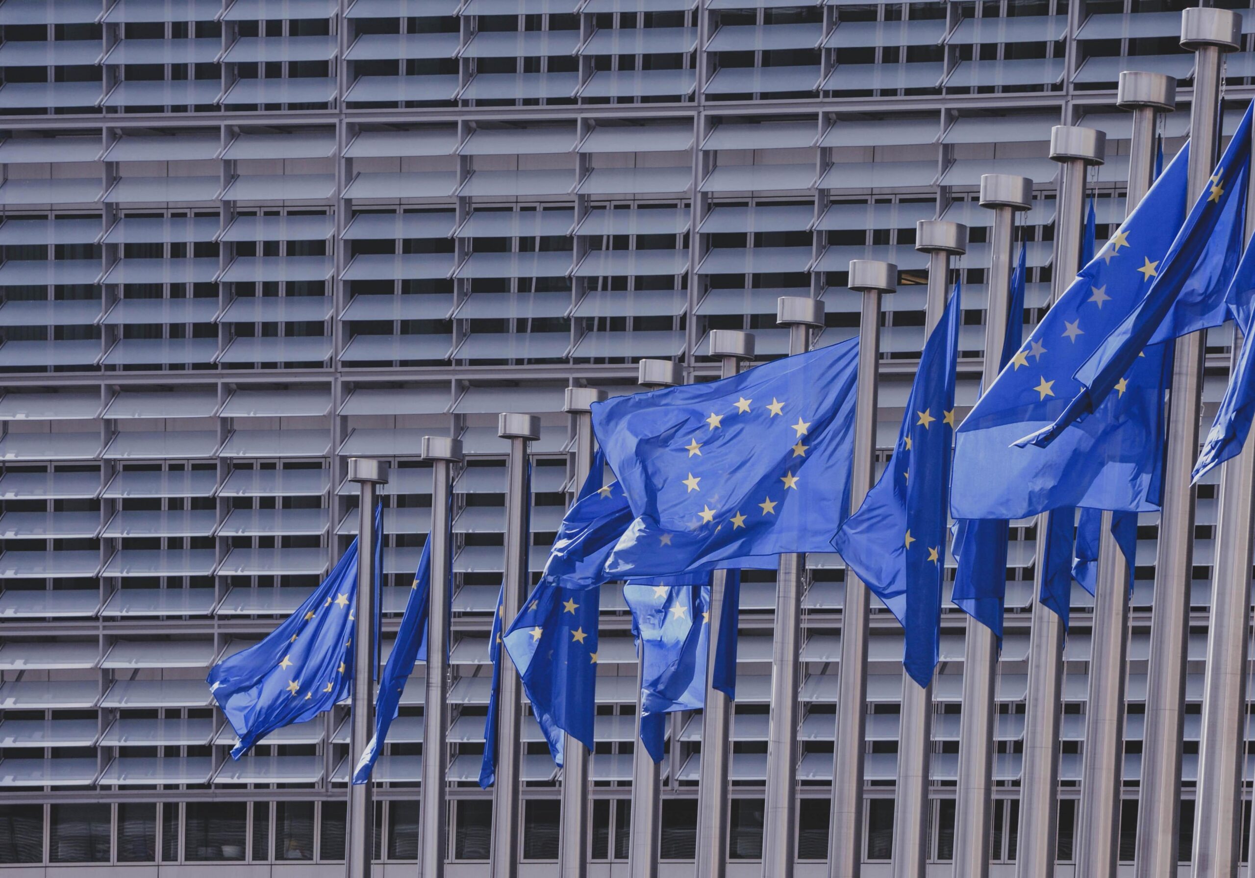 La Commission européenne sermonne la Serbie et recommande le statut de candidat pour la Bosnie-Herzégovine
