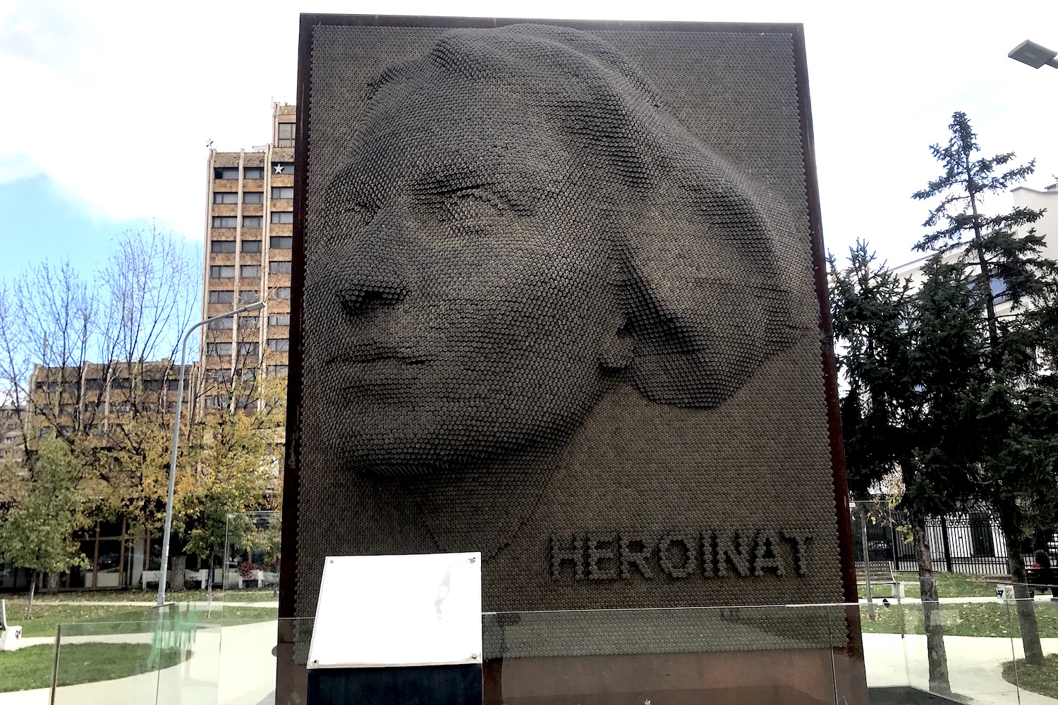 Dans le centre de Pristina, le mémorial Heroinat (Héroïnes) rend hommage aux femmes victimes de la guerre de 1998-99