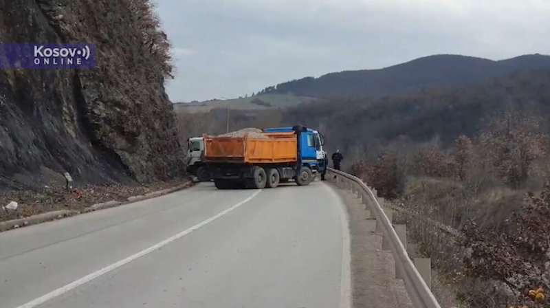 Barricades et frontières fermées : regain de tension dans le nord du Kosovo