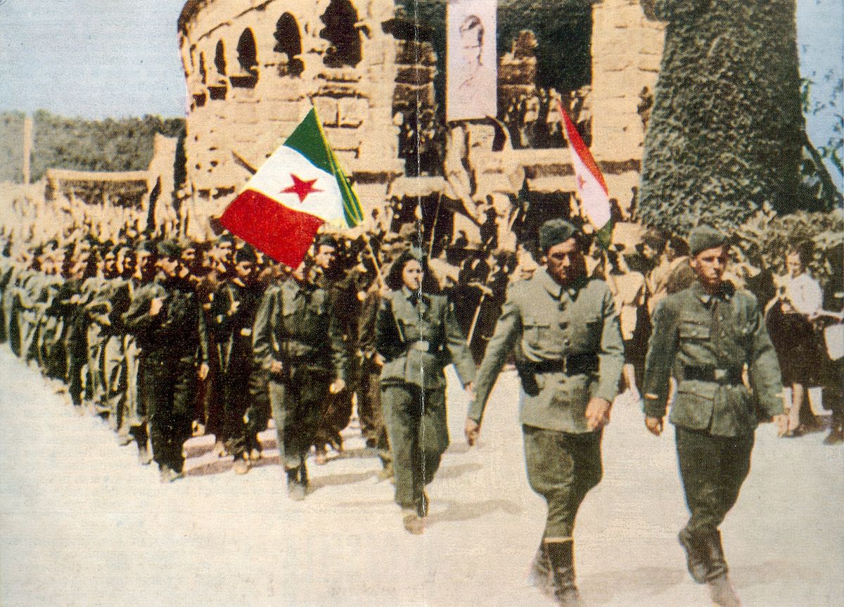 Le bataillon Pino Budicin des partisans italiens d'Istrie, défile devant les arènes du Pula, le 8 mai 1945