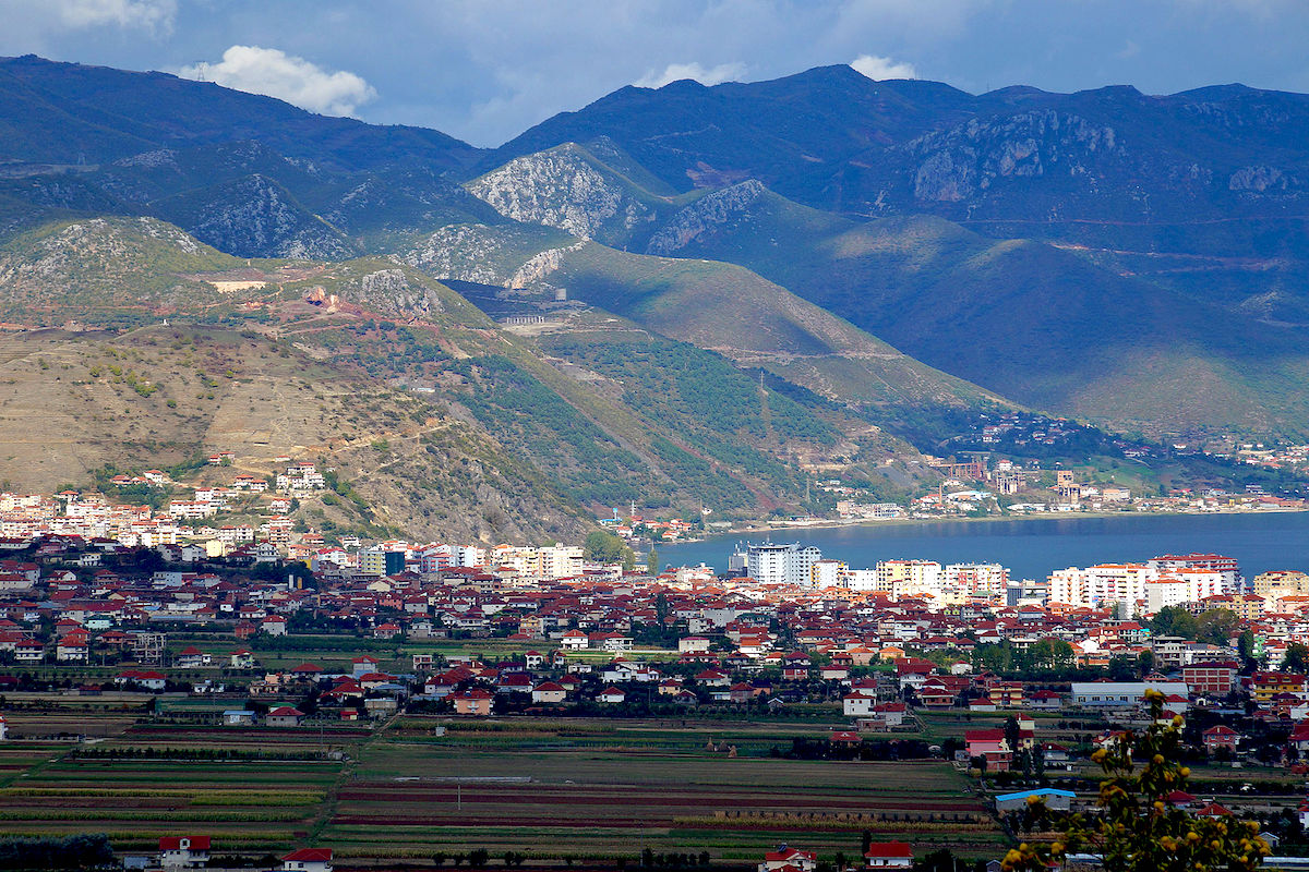 La mine de fer et de nickel Guri i Kuq domine Pogradec et le lac d'Ohrid