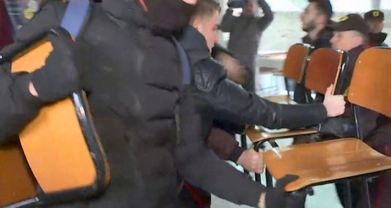 Albanie : les étudiants dénoncent les violences de la police et des vigiles privés