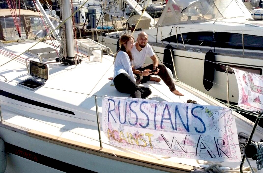 Guerre en Ukraine : ce couple russe qui a pris la mer (Égée) pour échapper à Poutine