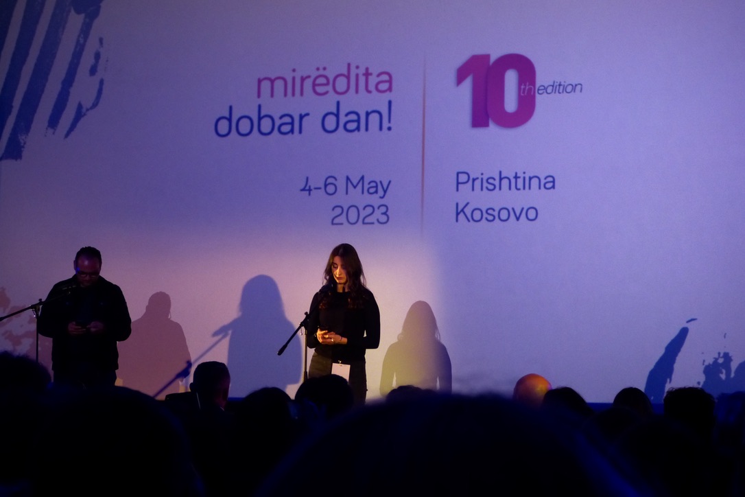 Sofija Todorović, directrice de la YIHR en Serbie, lors de la cérémonie d'ouverture du festival au cinéma ABC.