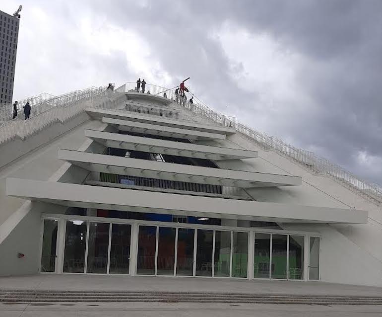 Blog • Le symbole lumineux de la démocratie moderne de l&rsquo;Albanie remplace le musée Enver Hoxha