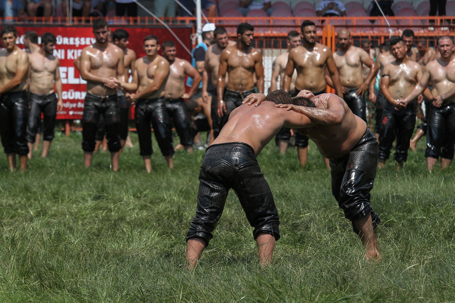 Diaporama | Turquie : au tournoi de Kırkpınar, de l&rsquo;huile, de la lutte et de la sueur